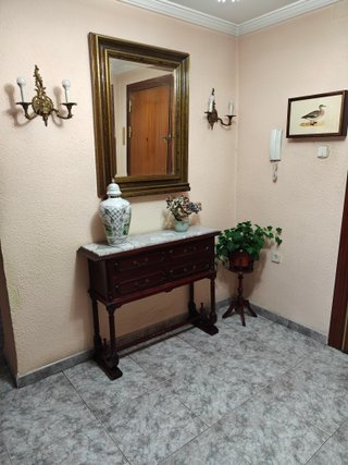Conjunto de recibidor clásico de madera con mármol