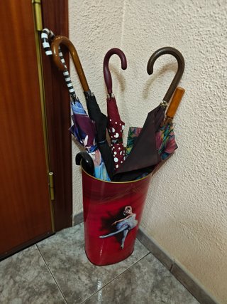 Conjunto de recibidor clásico de madera con mármol