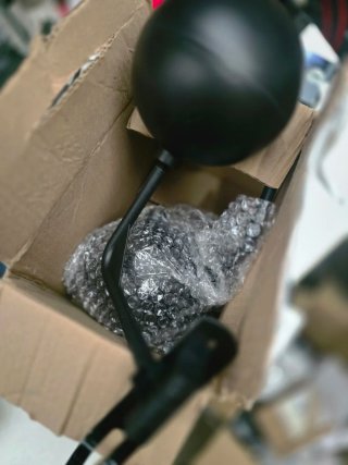 Soporte negro para casco de moto