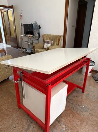 Mesa de dibujo técnico inclinable con cajonera