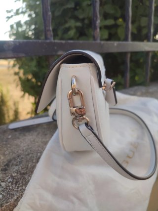 Borsa Guess bianca dettagli oro