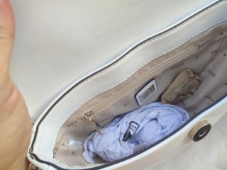 Borsa Guess bianca dettagli oro