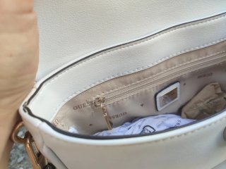 Borsa Guess bianca dettagli oro