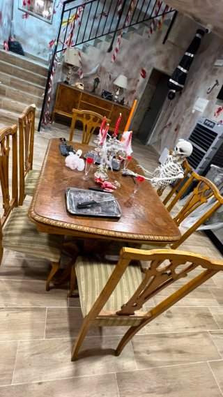 Mesa y 4 sillas antiguas madera