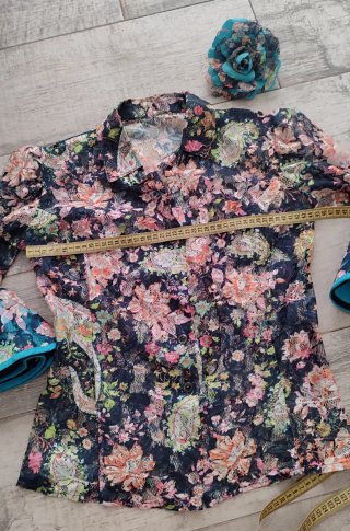 Camisa flamenca y flor a juego