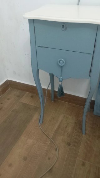 Cabecero de terciopelo azul con tachuelas