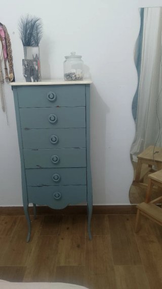 Cabecero de terciopelo azul con tachuelas
