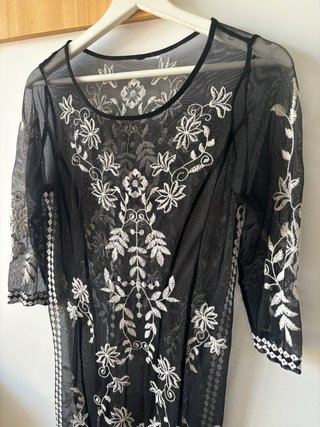Pareo H&M transparente con bordado floral