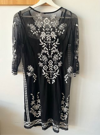 Pareo H&M transparente con bordado floral