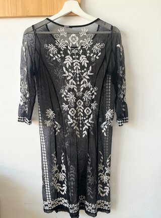 Pareo H&M transparente con bordado floral