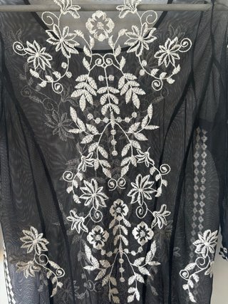 Pareo H&M transparente con bordado floral
