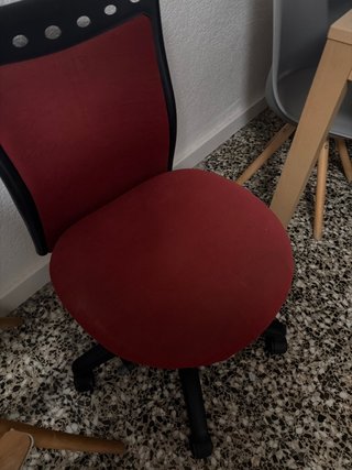 Silla de oficina ergonómica roja y negra