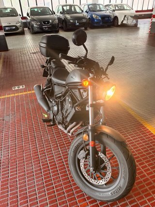 Honda Rebel CMX 500 Negra con portamaletas Givi