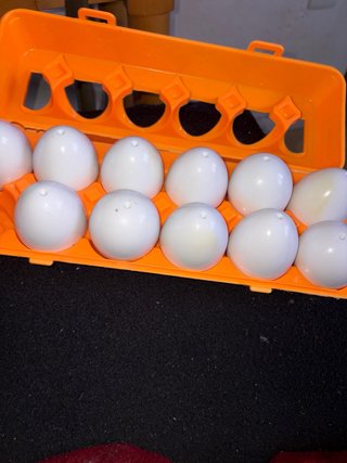 Huevos de mentira y con figuras geométricas