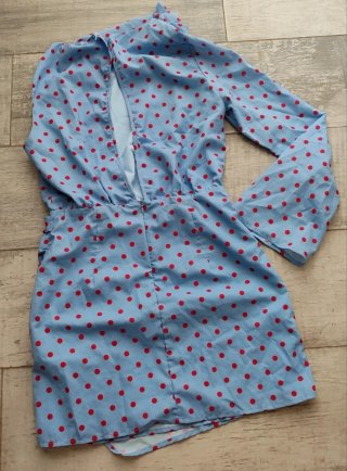 Vestido azul lunares rojos