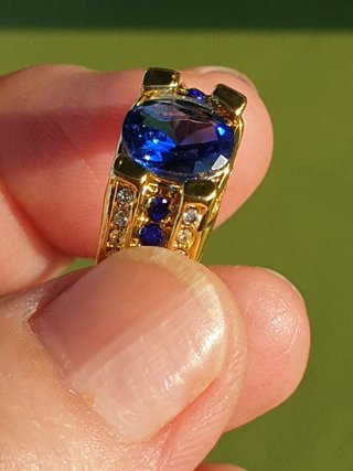 Anillo grande con brillantes y zafiro azul
