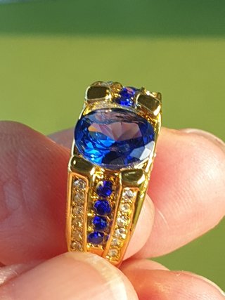 Anillo grande con brillantes y zafiro azul