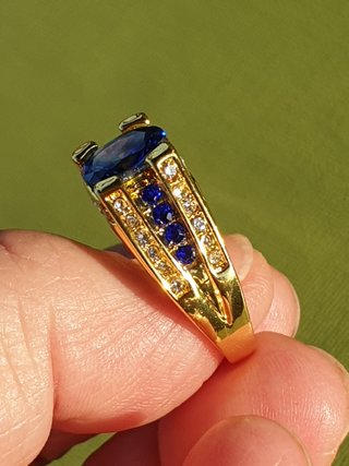 Anillo grande con brillantes y zafiro azul