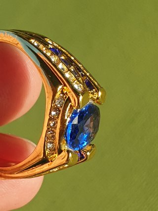 Anillo grande con brillantes y zafiro azul