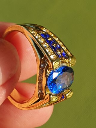 Anillo grande con brillantes y zafiro azul