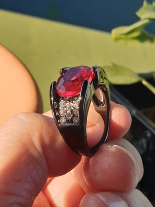 Anillo Grande Rojo con Brillantes Negros