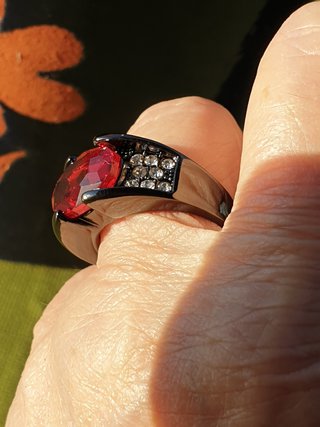 Anillo Grande Rojo con Brillantes Negros
