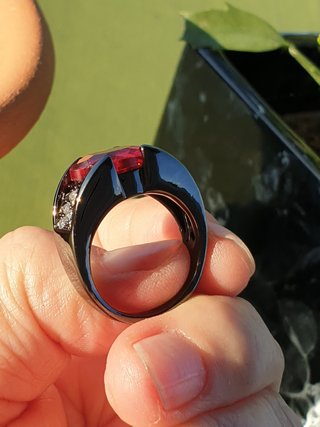Anillo Grande Rojo con Brillantes Negros