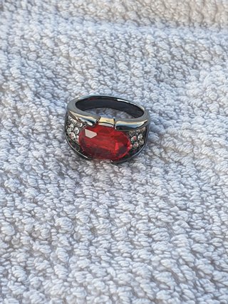Anillo Grande Rojo con Brillantes Negros