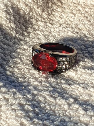 Anillo Grande Rojo con Brillantes Negros