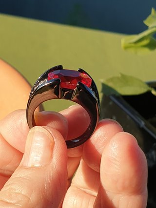 Anillo Grande Rojo con Brillantes Negros