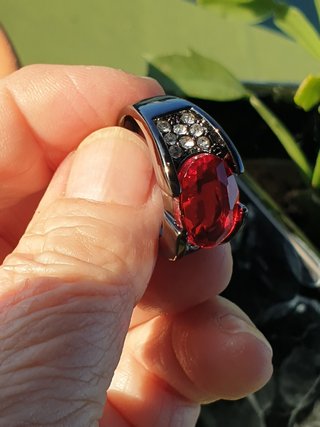 Anillo Grande Rojo con Brillantes Negros