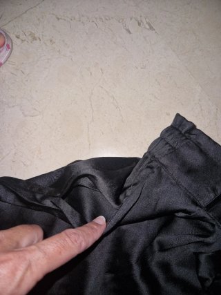 Shorts de satén negro con cinturón