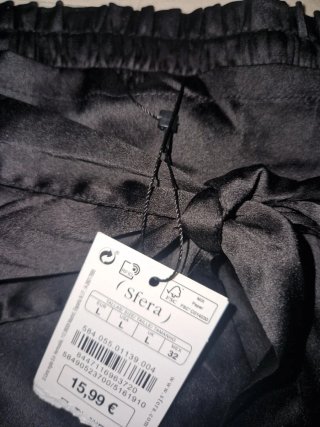Shorts de satén negro con cinturón