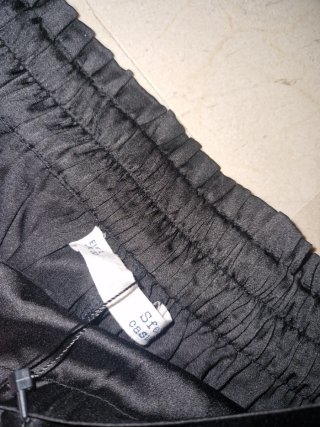 Shorts de satén negro con cinturón