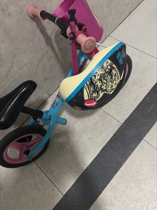 Bicicleta infantil azul y rosa y casco