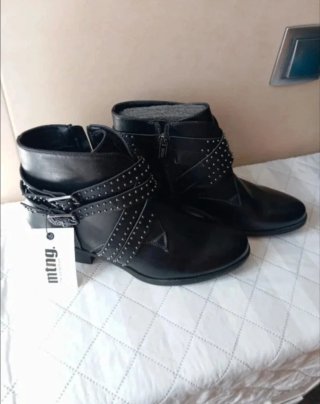 Botas  con detalle de tachuelas y hebilla