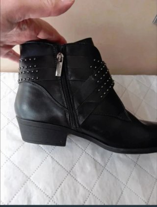 Botas  con detalle de tachuelas y hebilla