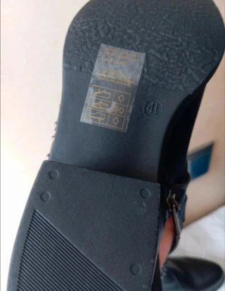 Botas  con detalle de tachuelas y hebilla