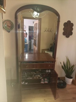 Recibidor de madera con cajón y zapatero. Y espejo