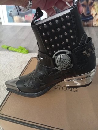 Botines camperos negros con calavera