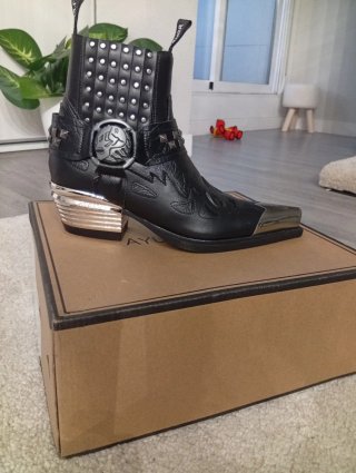 Botines camperos negros con calavera