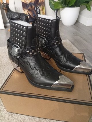 Botines camperos negros con calavera