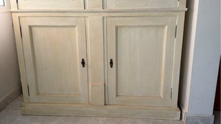 Vitrina de madera con puertas de cristal.