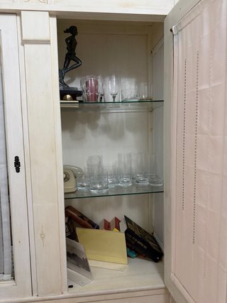 Vitrina de madera con puertas de cristal.