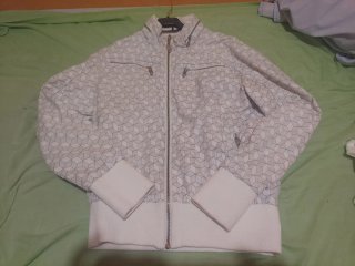 Cazadora reversible gris y blanca. Con gorro