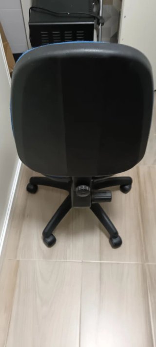 Silla de oficina con ruedas azul