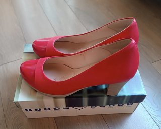 Zapatos de tacón rojos