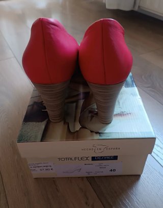 Zapatos de tacón rojos