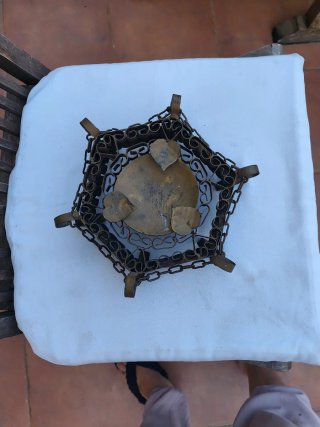 Cenicero artístico de metal