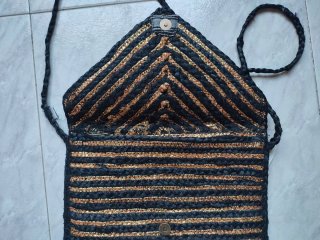 Bolso rafia trenzada negro y dorado